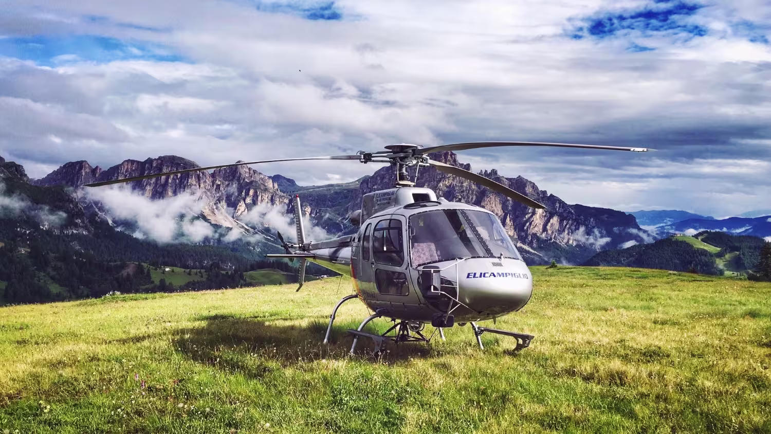Un elicottero in volo sopra le vette delle Alpi