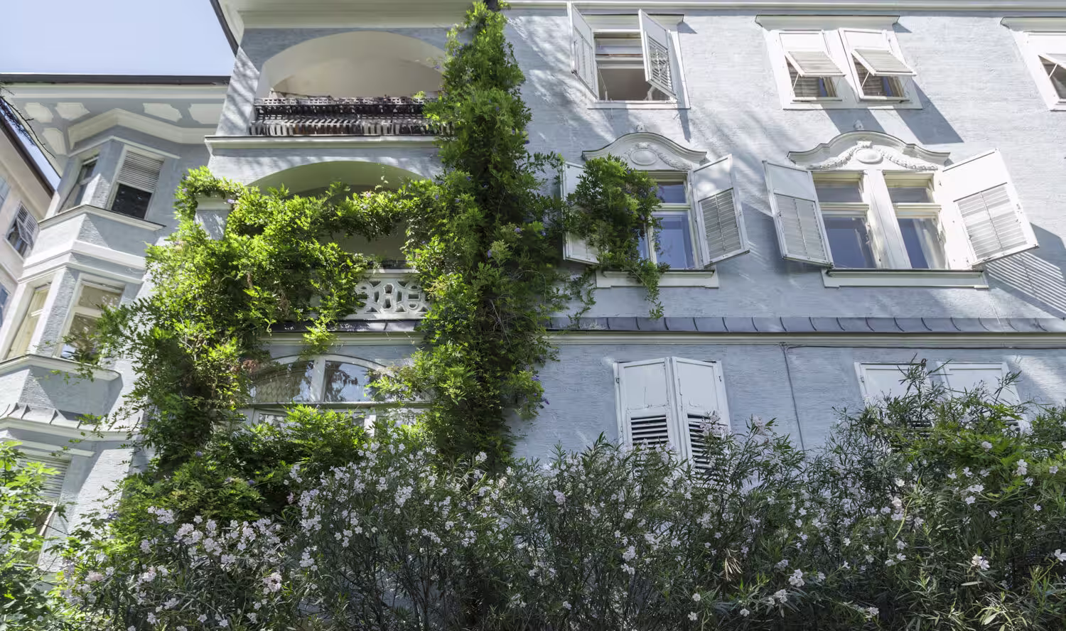 Casa del vicino azzurra